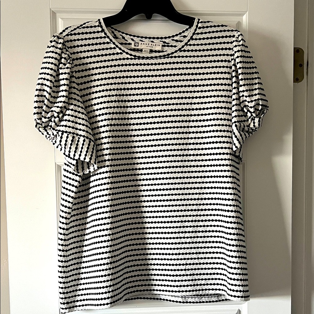 Anne Klein Black and White Patterned Short Sleeve Top